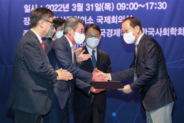 ‘새 정부 과제’ 제안서 받은 권영세 인수위 부위원장 - 권영세(오른쪽) 대통령직인수위원회 부위원장이 31일 서울 중구 대한상공회의소에서 열린 2022년 4대 학회 공동학술대회 ‘대한민국의 지속 가능한 발전을 위한 새 정부의 과제’에서 4대 학회장들로부터 제안서를 전달받은 뒤 한상만 한국경영학회 회장과 악수하고 있다.뉴스1