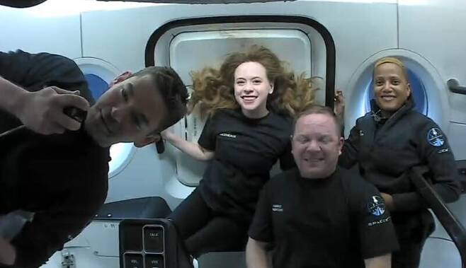 지난해 9월 전원 민간인으로 구성된 스페이스X의 역사적인 첫번째 우주관광 멤버들이 우주선 크루드래건 안에서 기념촬영을 하고 있다.