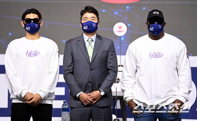 2022 KBO 미디어데이가 31일 서울 그랜드하얏트 그랜드볼룸에서 열렸다. 10개 구단 감독들을 비롯해 KT 박병호-소형준, 두산 김재환-호세 페르난데스, 삼성 오승환-구자욱, LG 박해민-임찬규, 키움 이정후-푸이그, SSG 추신수-김광현, NC 양의지-손아섭, 롯데 이대호-박세웅, KIA 나성범-김도영, 한화 하주석-노시환 등이 참석했다. 인사를 하는 키움 홍원기 감독과 이정후, 푸이그의 모습. 허상욱 기자wook@sportschosun.com/2022.03.31/