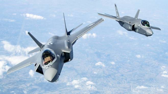 미 공군 F-35A 스텔스 전투기 편대가 비행 훈련을 하고 있다. 세계일보 자료사진