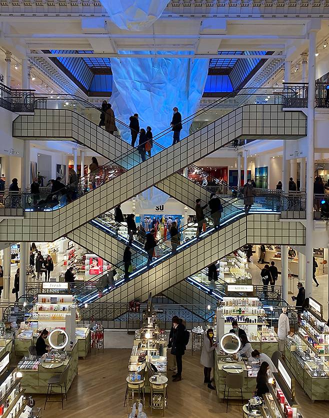 르봉마르셰 백화점은 명품샵이 즐비한 생제르맹 구역에 위치한 파리 최초의 백화점이다. 백화점 내부 에스컬레이터가 유명하다.