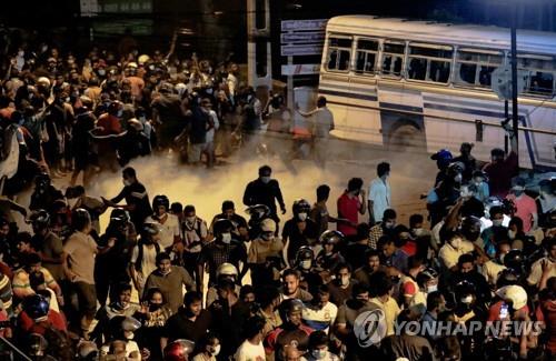 3월 31일 밤 대통령 관저 근처에 집결한 시위대 [로이터=연합뉴스]