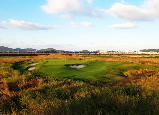 오렌지듄스 영종CC 웨스트 3번홀. 골프장 제공 사진으로 시즌 때 이런 모습이라면 골퍼들의 만족도도 좀 더 높아질 전망이다. 사진 | 오렌지듄스 영종