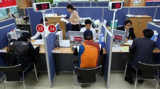 한국자산관리공사 국민행복기금 접수창구를 찾은 신청자들이 상담하고 있다. [이미지출처=연합뉴스]