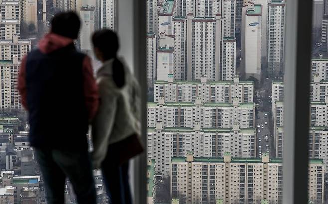 서울 송파구 롯데월드타워 전망대에서 바라본 시내 아파트 단지. /사진제공=뉴시스