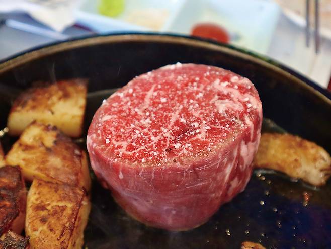 어여쁜한우에서는 한우와 백합, 버섯 등 삼합으로 즐길 수 있다./사진=다이어리알