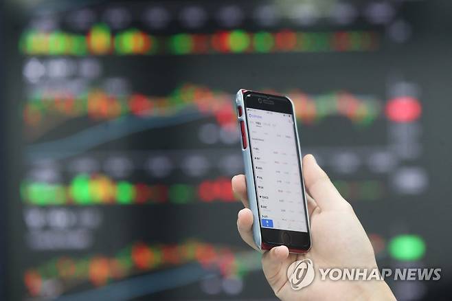 지난해 서울 소재 한 가상화폐 거래소에서 실시간으로 가상화폐 시세를 확인하고 있는 직원.  [연합뉴스 자료사진. 재판매 및 DB 금지]