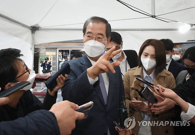 취재진 질문에 답하는 한덕수 국무총리 후보자 (서울=연합뉴스) 새 정부 초대 국무총리에 지명된 한덕수 전 총리가 3일 오후 서울 종로구 통의동 인수위에서 취재진 질문에 답하고 있다. 2022.4.3 [인수위사진기자단] photo@yna.co.kr