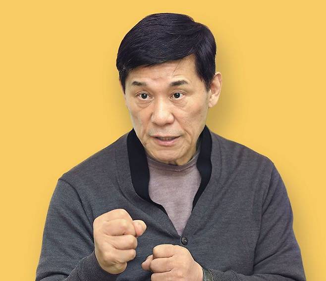 1일 서울 강남구 도곡동 야구회관 총재실에서 만난 허구연 KBO 신임 총재는“난 야구인이지만 야구밖에 모르는 사람은 결코 아니다”라며“정치인·기업인 출신 총재들이 하기 어려웠던 일에도 나서겠다”고 했다. 그는 “지금 프로야구는 9회말 1사 만루 최대 위기에 빠졌다. ‘팬 퍼스트’를 앞세워 야구 인기를 회복할 수 있도록 헌신하겠다”고 말했다. /남강호 기자