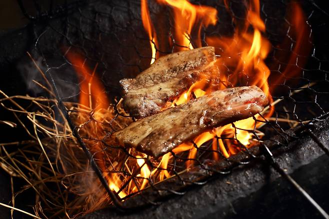 삼각지 고깃집 몽탄의 짚불구이 삼겹살. /양수열 조선영상미디어 기자