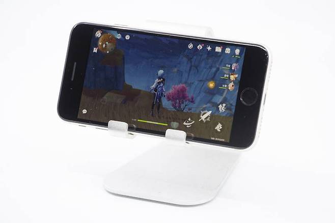 원신은 고사양 게임이어서 최고사양 60프레임으로 플레이하기가 쉽지 않다. 하지만 최대한 안정적인 상태를 유지하는 편이었다. 출처=IT동아