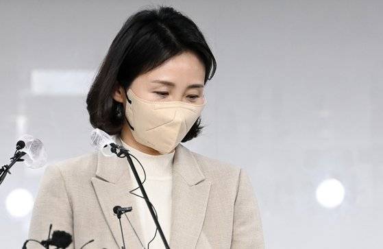 지난 2월 이재명 전 더불어민주당 대선 후보의 부인 김혜경씨가 사과 기자회견에서 침통한 표정을 짓고 있다. 뉴스1