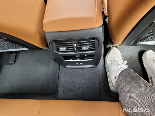 [인천=뉴시스]최희정 기자= BMW 순수 전기 그란 쿠페 i4 내부를 뒷좌석에 앉아 촬영한 모습. 2022.04.03. dazzling@newsis.com