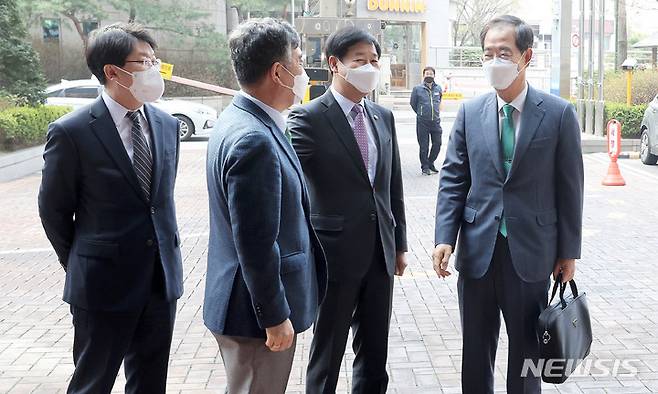 [서울=뉴시스] 배훈식 기자 = 한덕수(오른쪽) 국무총리 후보자가 4일 오전 서울 종로구 한국생산성본부 빌딩에 마련된 청문회 준비단 사무실로 첫 출근하며 구윤철(왼쪽 세번째) 국무조정실장을 비롯한 관계자들과 대화하고 있다. (공동취재사진) 2022.04.04. photo@newsis.com