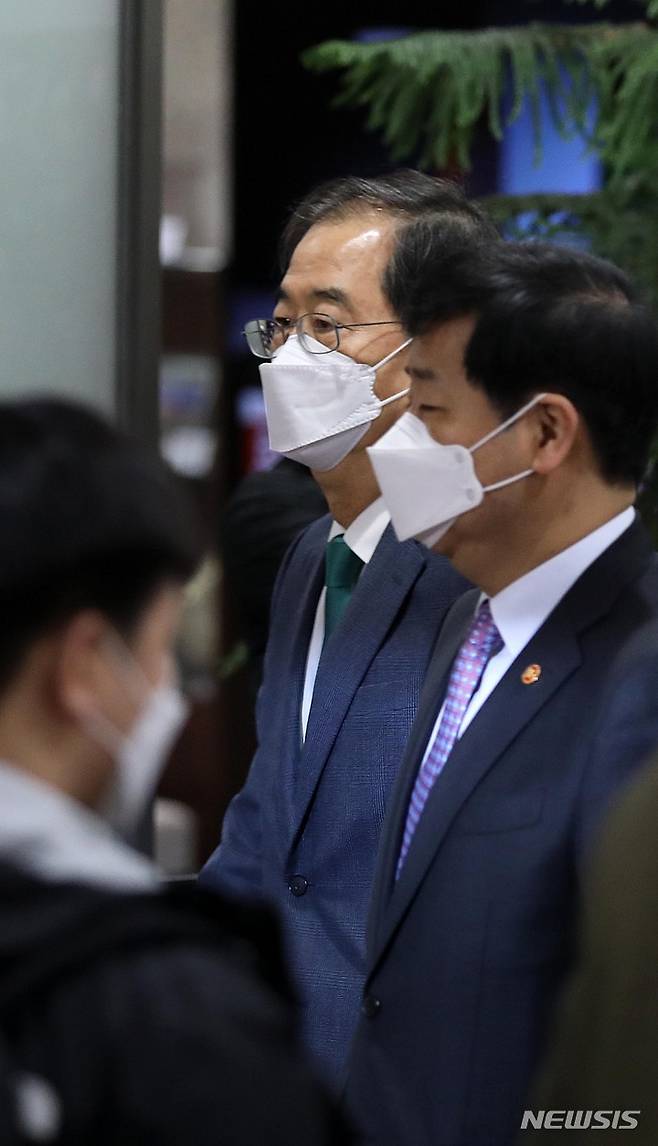 [서울=뉴시스] 배훈식 기자 = 한덕수 국무총리 후보자가 4일 오전 서울 종로구 한국생산성본부 빌딩에 마련된 청문회 준비단 사무실로 첫 출근을 하고 있다. (공동취재사진) 2022.04.04. photo@newsis.com