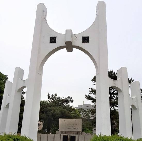 육군사관학교 교내에 있는 불멸탑. 육사 10기 동기생들이 6·25전쟁 당시 생도 신분으로 전투에 참가하여 전사한 동기생을 추모하고자&nbsp;1959년&nbsp;건립했다. 육사 홈페이지