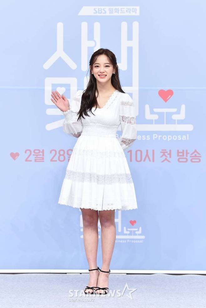 배우 김세정이 25일 오후 온라인 생중계로 진행된 SBS 새 월화드라마 '사내맞선' 제작발표회에 참석해 포즈를 취하고 있다.  얼굴 천재 능력남 CEO와 정체를 속인 맞선녀 직원의 스릴 가득 '퇴사 방지' 오피스 로맨스 '사내맞선'은 오는 28일 첫 방송된다. /사진제공=SBS 2022.02.25 /사진=이동훈 기자 photoguy@