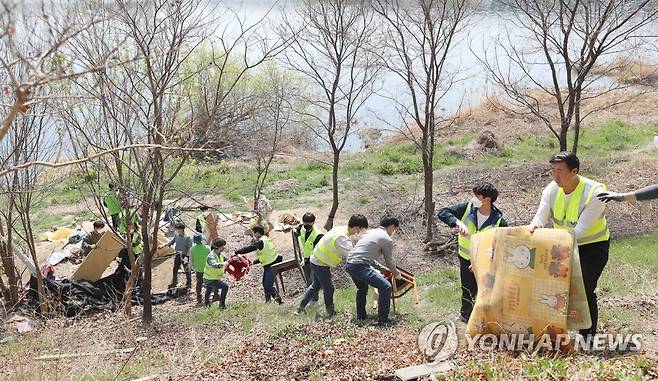 '금호강 불법텐트촌 행정대집행' (대구=연합뉴스) 박세진 기자 = 4일 대구 북구 직원과 공공근로자 40여명이 동변동 금호강 고수부지 일대 불법 설치된 텐트 등 시설물을 대상으로 행정대집행을 실시하고 있다. 2022.4.4 psjpsj@yna.co.kr