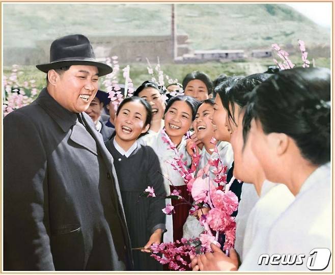 북한 선전용 월간지 금수강산 4월호가 '태양절(김일성 주석 생일·4월15일)'을 앞두고 김 주석의 생애와 업적을 부각했다. 사진은 김 주석이 검덕광산을 현지지도하는 모습. (출처=북한 선전용 월간지 금수강산)© 뉴스1