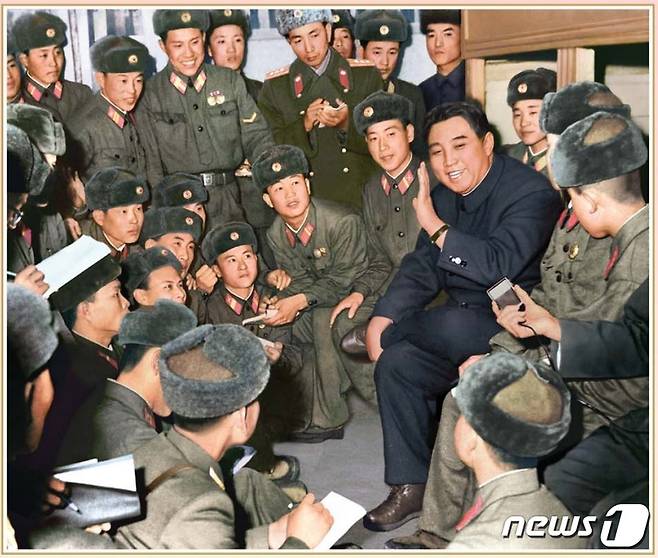 북한 선전용 월간지 금수강산 4월호가 '태양절(김일성 주석 생일·4월15일)'을 앞두고 김 주석의 생애와 업적을 부각했다. 사진은 김 주석이 조선인민군 군인들과 함께한 모습. (출처=북한 선전용 월간지 금수강산) © 뉴스1