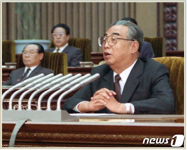 북한 선전용 월간지 금수강산 4월호가 '태양절(김일성 주석 생일·4월15일)'을 앞두고 김 주석의 생애와 업적을 부각했다. 사진은 김 주석이 조국통일을 위한 '전민족대단결 10대 강령'을 발표하는 모습. (출처=북한 선전용 월간지 금수강산) © 뉴스1