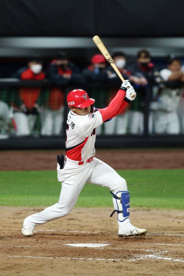 KIA 김도영이 야간경기로 치른 지난달 28일 시범경기에서 타격하고 있다. 제공=KIA 타이거즈