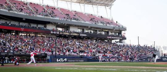 지난 3일 기아챔피언스필드에서 열린 프로야구 2022 KBO리그 LG 트윈스와 KIA 타이거즈의 경기에 야구팬들이 관중석을 메우고 있다. <연합뉴스>