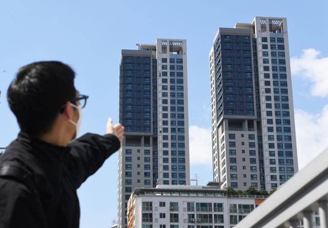 서울 용산구 K빌딩 상층 일부 층에 태양광 발전 패널이 설치돼 있다. 건물 설계상 이 태양광 설비는 건물 전체 에너지 사용량의 0.54%만을 담당한다. 배우한 기자