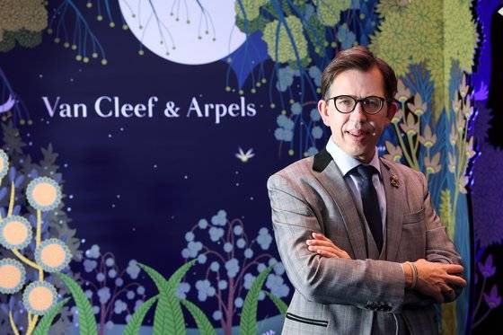 프레데릭 레벨로 반클리프 아펠 한국 지사장이 지난달 31일 서울 신라호텔에서 중앙일보와 인터뷰 하고 있다. 장진영 기자