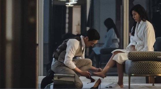 드라마 ‘킬힐’에서 김하늘(오른쪽)이 TV 홈쇼핑 사장으로부터 킬힐을 선물 받고 있다. [사진 킬힐 홈페이지]