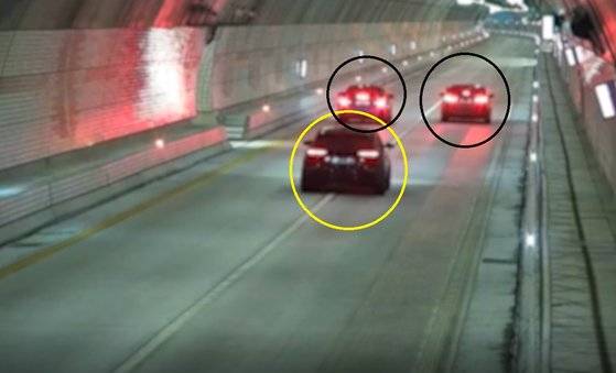 지난 1월 30일 오전 3시쯤 충남 보령해저터널에서 승용차 3대가 제한 속도를 50㎞나 초과한 시속 120㎞로 달리며 속도 경쟁을 벌이고 있다. [사진 충남경찰청]