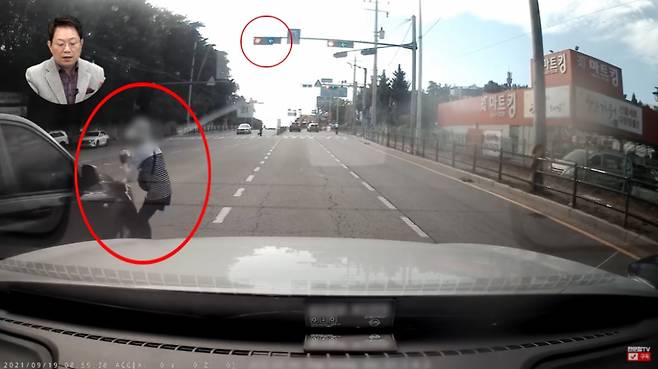신호에 맞춰 진입하는 차에 무단횡단하던 여성이 부딪히는 사고가 발생했다. /사진=유튜브 한문철TV
