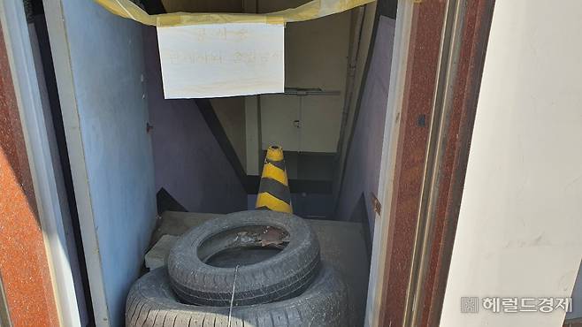 광주 월산동 진아리채 주상복합아파트 건설현장 인근 한 빌딩 지하실에 물이 세면서 침수 피해가 발생했다. 현재는 출입이 통제된 상태다. 서인주 기자