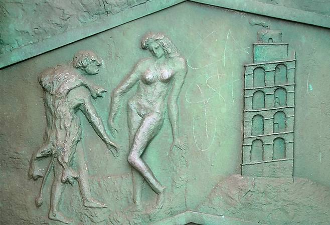 헤라클레스가 말년에 사랑한 여인 코르니아의 청동조각품이 코루냐 헤라클레스 타워에 새겨져 있다.