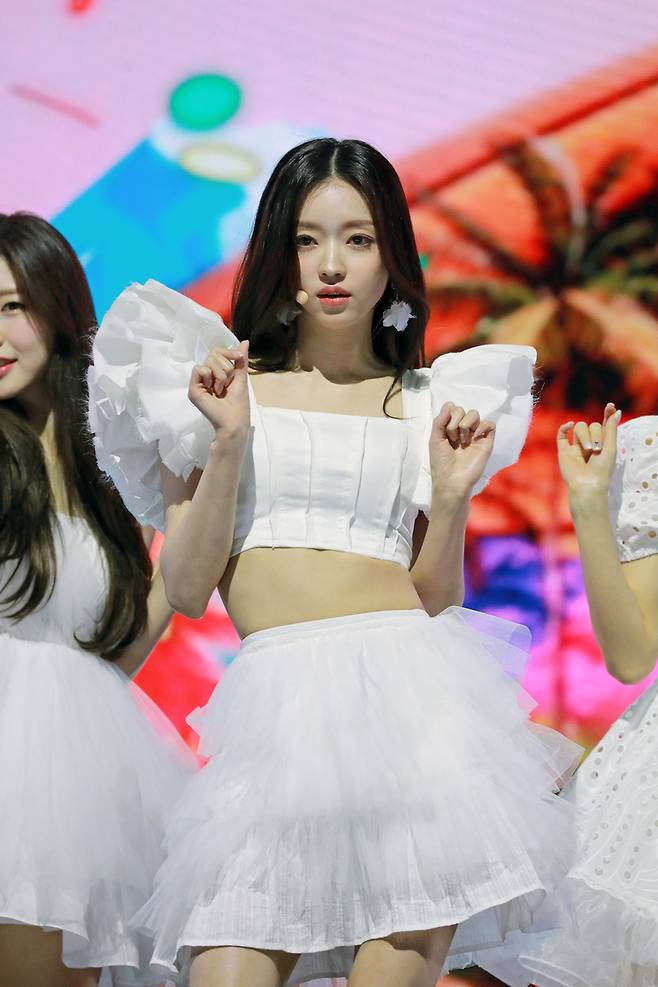 [서울=뉴시스] 박진희 기자 = 걸그룹 오마이걸 멤버 유아가 28일 정규 2집 '리얼 러브'(Real Love) 발매 온라인 쇼케이스를 하고 있다. (사진=WM엔터테인먼트 제공) 2022.03.28. phoo@newsis.com *재판매 및 DB 금지