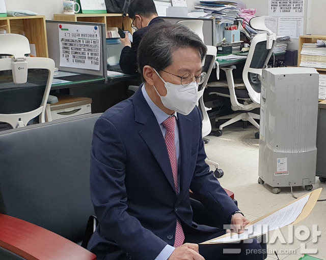 ▲국민의힘 윤갑근 전 도당위원장이 5일 충북도청 기자실에서 간담회를 열어 충북도지사 불출마 의사를 밝혔다. ⓒ프레시안(박근주)