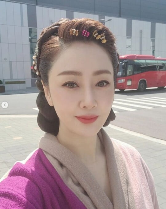 Actor Oh Na-ra has recently reported on his condition.On the 6th, Oh Na-ra posted several photos on her instagram with the article # weather, # sunshine, # tvn drama # hansai.In the public photos, there was a picture of Oh Na-ra, who is shooting TVN drama Hwang-ho.While Oh Na-ra, who has hair and make-up, wears a beauty salon pin on her head, the beauty salon pin also enviates her beauty while she digests like a fashion accessory.On the other hand, Oh Na-ra is filming TVNs new drama Hwang-Hong and is also appearing on TVN entertainment Six Sense 3.