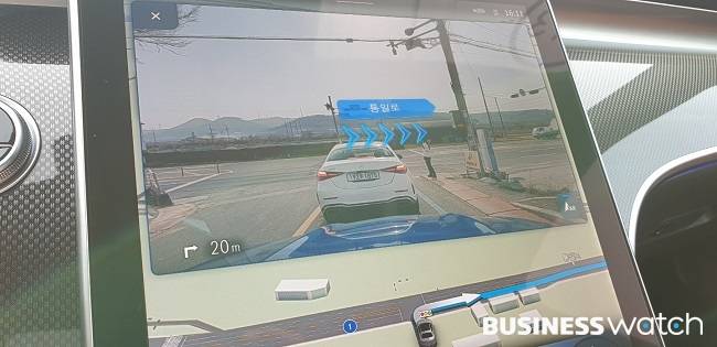 C300의 내비게이션은 실시간 도로 상황을 증강현실 형태로 확인할 수 있게 돕는다. / 사진=김동훈 기자