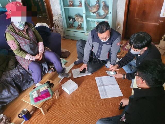 전남 나주시보건소 직원들이 6일 관내 어르신에게 돌봄 기능이 있는 에이아이(AI) 스피커 사용법을 알려주고 있다. 나주시보건소 제공