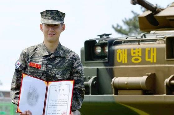 해병대 훈련소에 입소한 손흥민은 훈련생 전체 1위로 필승상을 받았다. [뉴스1]