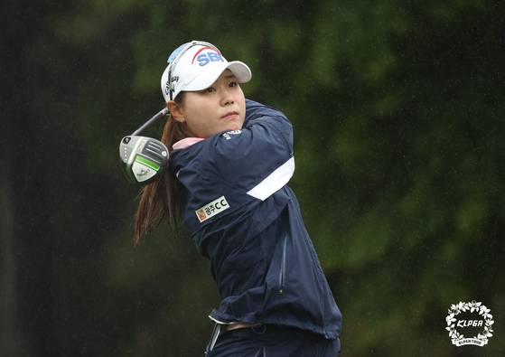 Lee So-mi tees off on the first hole of the NH Investment & Securities Ladies Championship on May 16, 2021. [KLPGA]