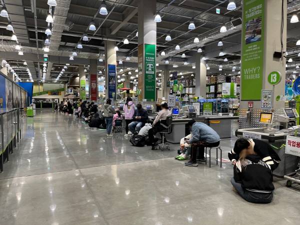 6일 오전 8시께 경기도 고양 이마트 트레이더스 킨텍스점에서 소비자들이 '포켓몬빵'을 사기 위해 줄을 서 있다. [최아영 기자]