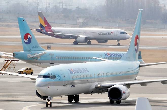 [서울=뉴시스] 김선웅 기자 =  9일 오후 서울 강서구 김포국제공항에 양사 항공기가 주기돼있다. 2022.02.09.