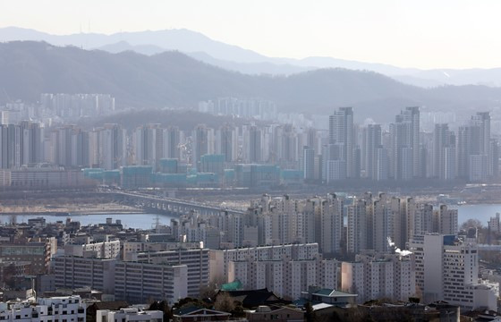 지난해 대출을 받아 주택을 마련한 20·30 영끌족의 주택 가치가 크게 상승했다. 이들은 평균 1억6000만원의 빚을 져 3억6000만원 수준의 집을 구매했고 집값은 5억원대로 상승했다. 이들은 매달 80만원의 부채를 17.4년동안 상환해야 하는 것으로 나타났다. /사진=뉴스1