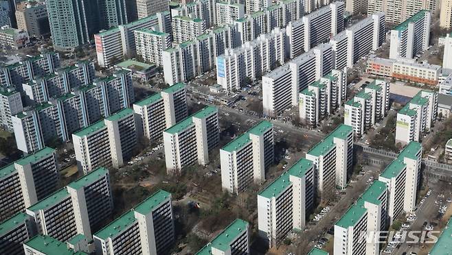 [서울=뉴시스] 전진환 기자 = 여의도 아파트 단지 일대. 2022.03.28. amin2@newsis.com