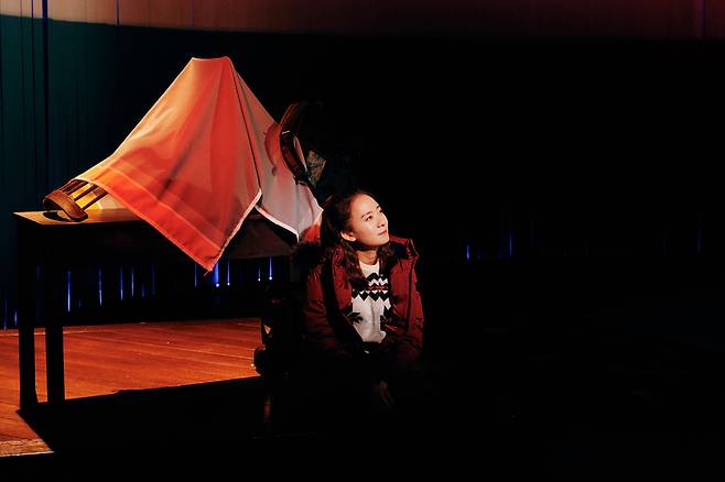 김세은 연출의&nbsp;‘눈을 뜻하는 수백 가지 단어들’ 공연 장면. 아빠를&nbsp;잃은 10대 소녀 로리의 성장기다. 엠피앤컴퍼니 제공