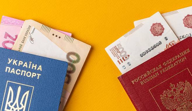 러시아와 우크라이나 여권 자료사진(123rf)