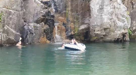 피해자 윤모 씨가 귀를 막고 괴로워하는 데도 일행들이 튜브를 끌고 가는 모습