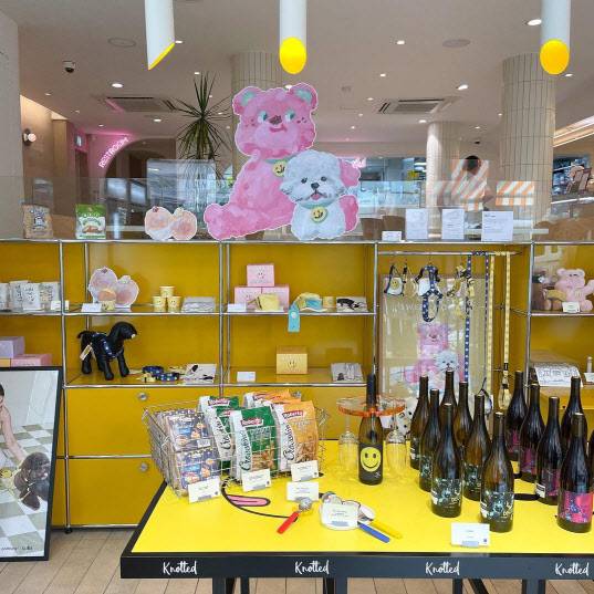 ▲노티드 청담 매장 안에 다양한 굿즈가 전시돼 있다. (사진=GFFG)