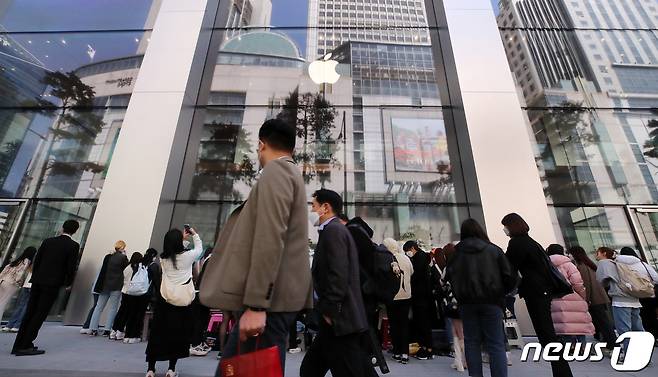국내 애플스토어 3호점 '애플 명동'이 개장을 이틀 앞둔 7일 미디어 프리뷰 행사를 통해 매장을 공개했다. '애플 명동'은 오는 9일 오전 10시에 공식 개장한다. 2022.4.7/뉴스1 © News1 김진환 기자